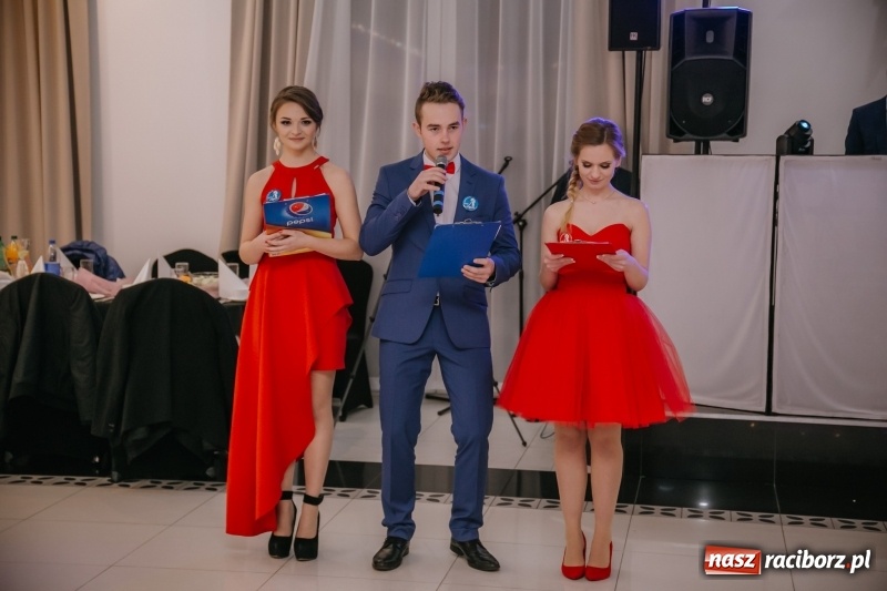 Zdjęcie w galerii na portalu naszraciborz.pl: Gastronomik na balu maturalnym w Rogowie  wiadomości z regionu