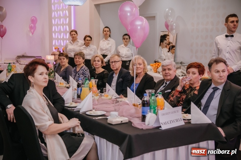 Zdjęcie w galerii na portalu naszraciborz.pl: Gastronomik na balu maturalnym w Rogowie  wiadomości z regionu