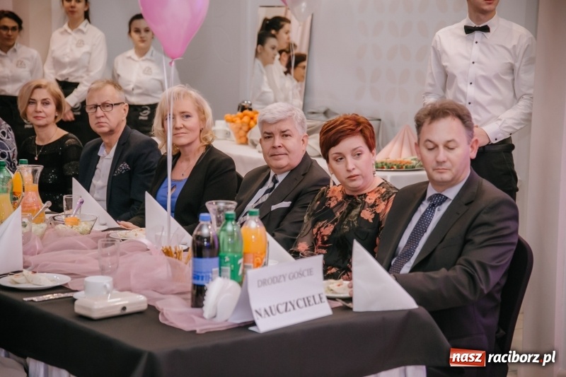 Zdjęcie w galerii na portalu naszraciborz.pl: Gastronomik na balu maturalnym w Rogowie  wiadomości z regionu