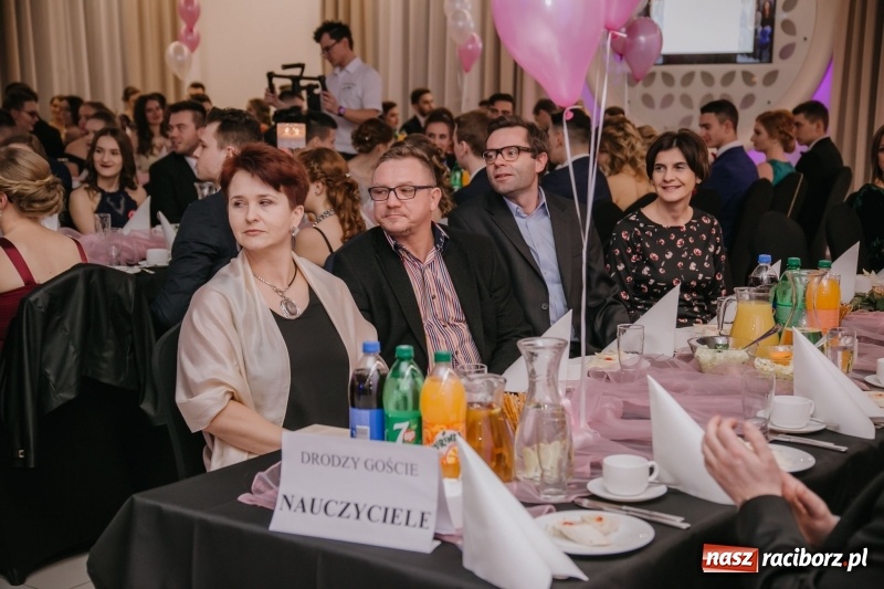 Zdjęcie w galerii na portalu naszraciborz.pl: Gastronomik na balu maturalnym w Rogowie  wiadomości z regionu