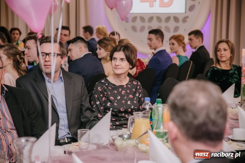 Zdjęcie w galerii na portalu naszraciborz.pl: Gastronomik na balu maturalnym w Rogowie  wiadomości z regionu