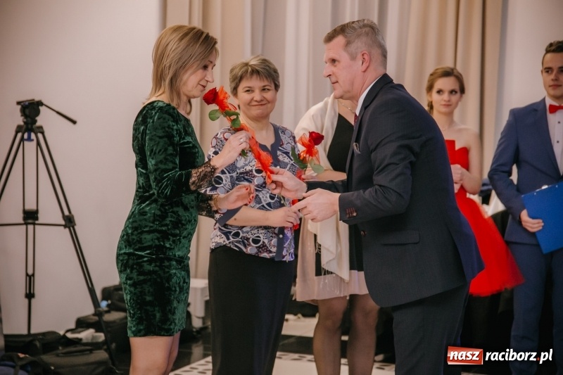 Zdjęcie w galerii na portalu naszraciborz.pl: Gastronomik na balu maturalnym w Rogowie  wiadomości z regionu