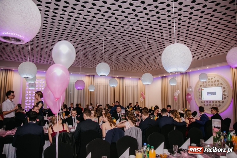 Zdjęcie w galerii na portalu naszraciborz.pl: Gastronomik na balu maturalnym w Rogowie  wiadomości z regionu