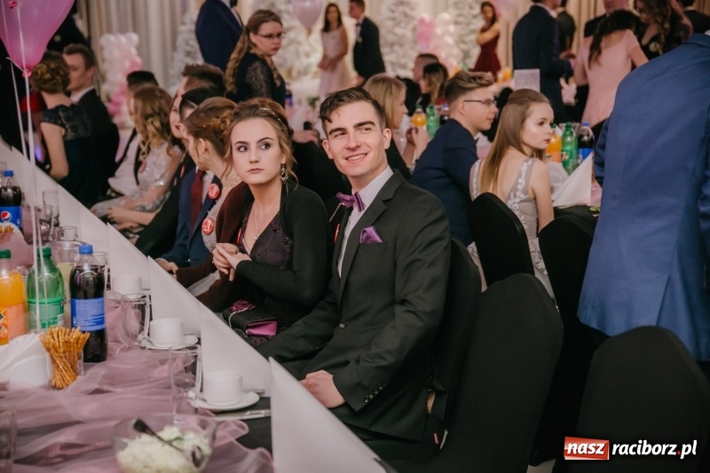 Zdjęcie w galerii na portalu naszraciborz.pl: Gastronomik na balu maturalnym w Rogowie  wiadomości z regionu