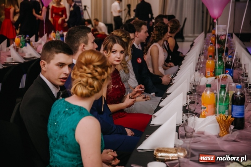 Zdjęcie w galerii na portalu naszraciborz.pl: Gastronomik na balu maturalnym w Rogowie  wiadomości z regionu