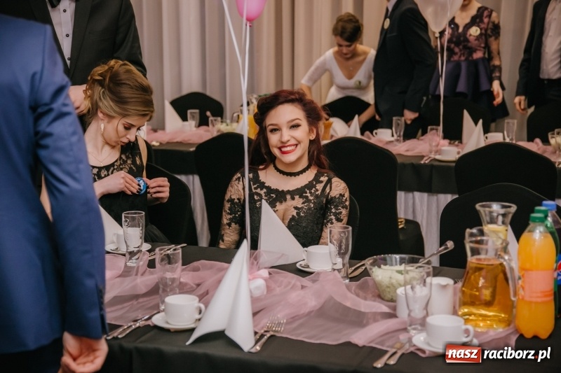 Zdjęcie w galerii na portalu naszraciborz.pl: Gastronomik na balu maturalnym w Rogowie  wiadomości z regionu