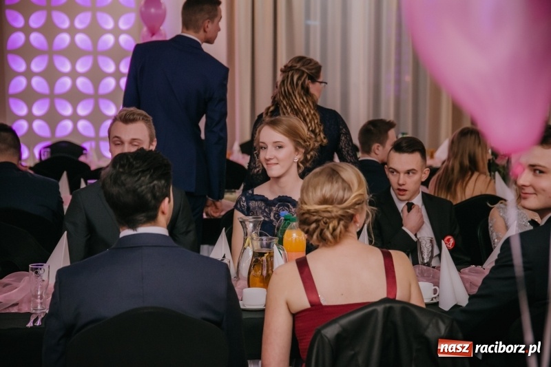 Zdjęcie w galerii na portalu naszraciborz.pl: Gastronomik na balu maturalnym w Rogowie  wiadomości z regionu