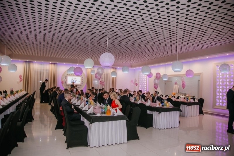 Zdjęcie w galerii na portalu naszraciborz.pl: Gastronomik na balu maturalnym w Rogowie  wiadomości z regionu