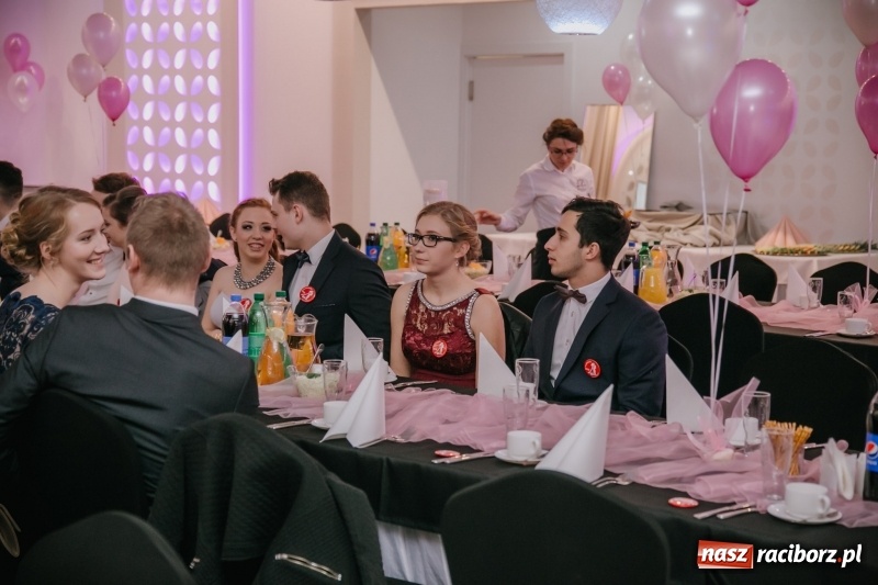 Zdjęcie w galerii na portalu naszraciborz.pl: Gastronomik na balu maturalnym w Rogowie  wiadomości z regionu
