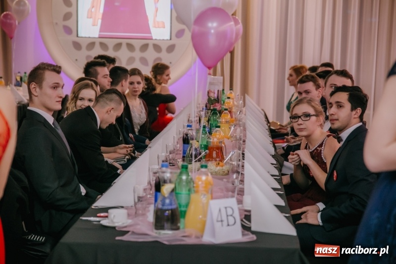 Zdjęcie w galerii na portalu naszraciborz.pl: Gastronomik na balu maturalnym w Rogowie  wiadomości z regionu