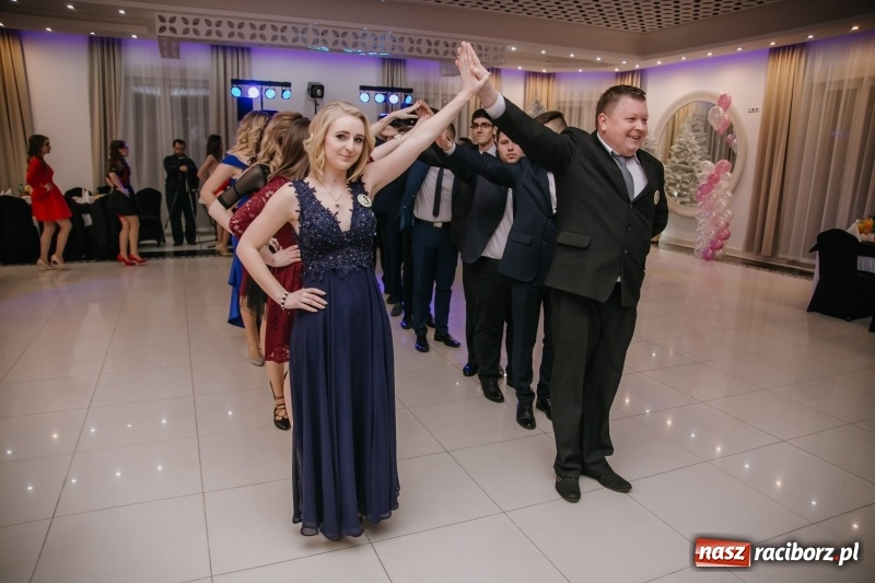 Zdjęcie w galerii na portalu naszraciborz.pl: Gastronomik na balu maturalnym w Rogowie  wiadomości z regionu