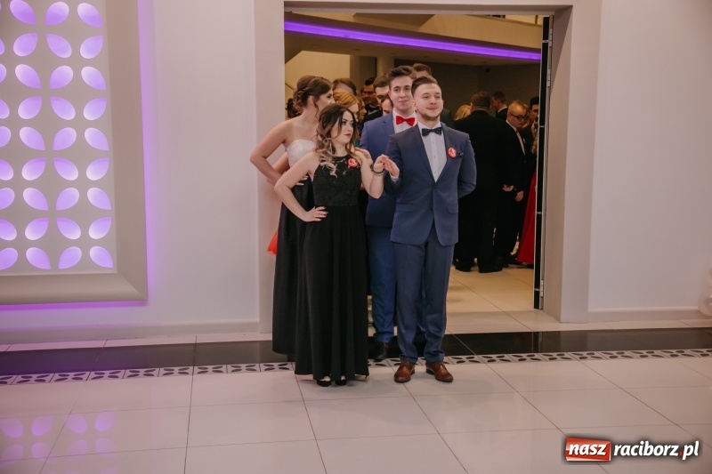 Zdjęcie w galerii na portalu naszraciborz.pl: Gastronomik na balu maturalnym w Rogowie  wiadomości z regionu