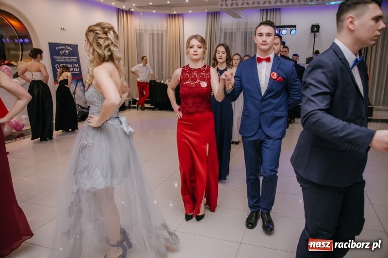 Zdjęcie w galerii na portalu naszraciborz.pl: Gastronomik na balu maturalnym w Rogowie  wiadomości z regionu