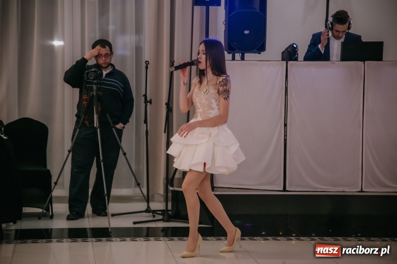 Zdjęcie w galerii na portalu naszraciborz.pl: Gastronomik na balu maturalnym w Rogowie  wiadomości z regionu