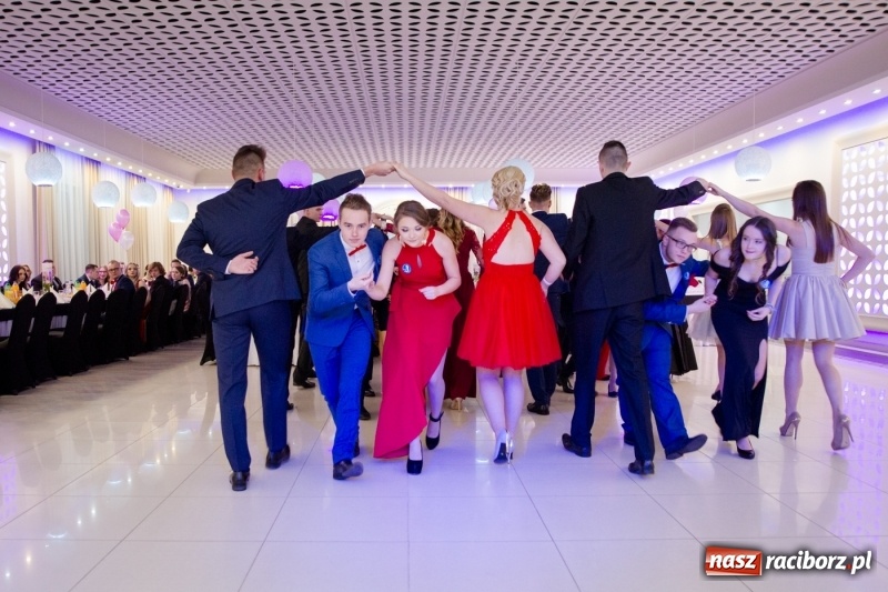 Zdjęcie w galerii na portalu naszraciborz.pl: Gastronomik na balu maturalnym w Rogowie  wiadomości z regionu