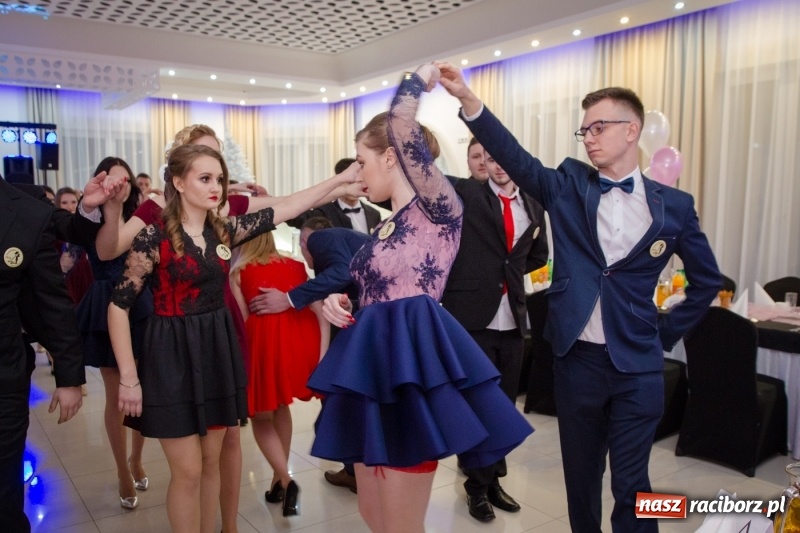 Zdjęcie w galerii na portalu naszraciborz.pl: Gastronomik na balu maturalnym w Rogowie  wiadomości z regionu