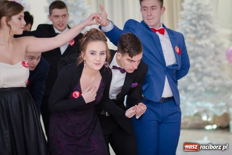 Zdjęcie w galerii na portalu naszraciborz.pl: Gastronomik na balu maturalnym w Rogowie  wiadomości z regionu