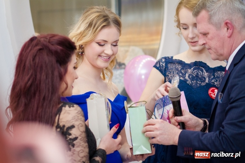 Zdjęcie w galerii na portalu naszraciborz.pl: Gastronomik na balu maturalnym w Rogowie  wiadomości z regionu