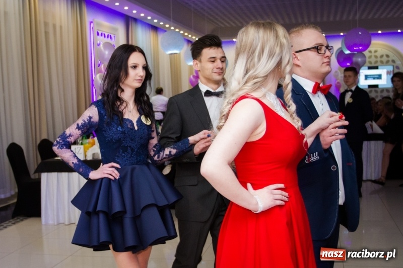Zdjęcie w galerii na portalu naszraciborz.pl: Gastronomik na balu maturalnym w Rogowie  wiadomości z regionu