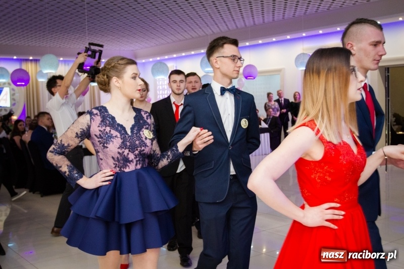 Zdjęcie w galerii na portalu naszraciborz.pl: Gastronomik na balu maturalnym w Rogowie  wiadomości z regionu