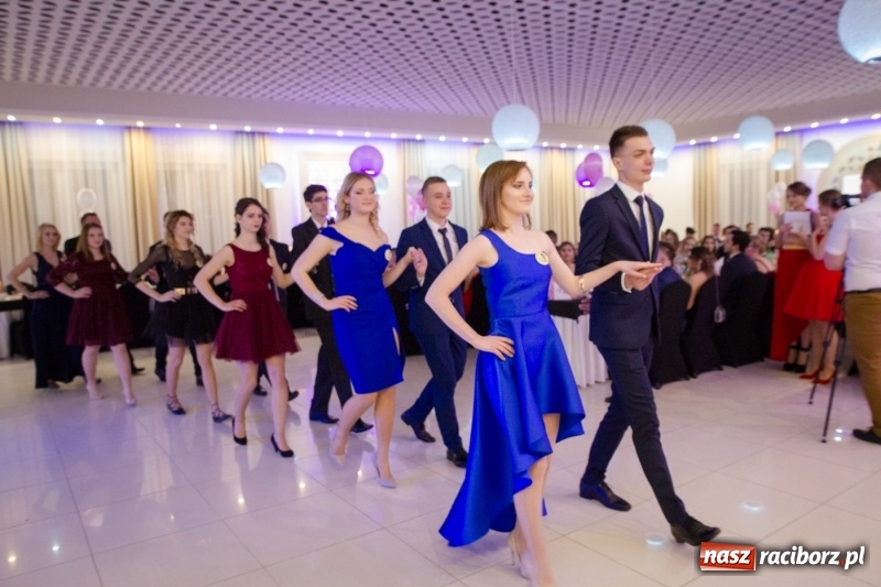 Zdjęcie w galerii na portalu naszraciborz.pl: Gastronomik na balu maturalnym w Rogowie  wiadomości z regionu