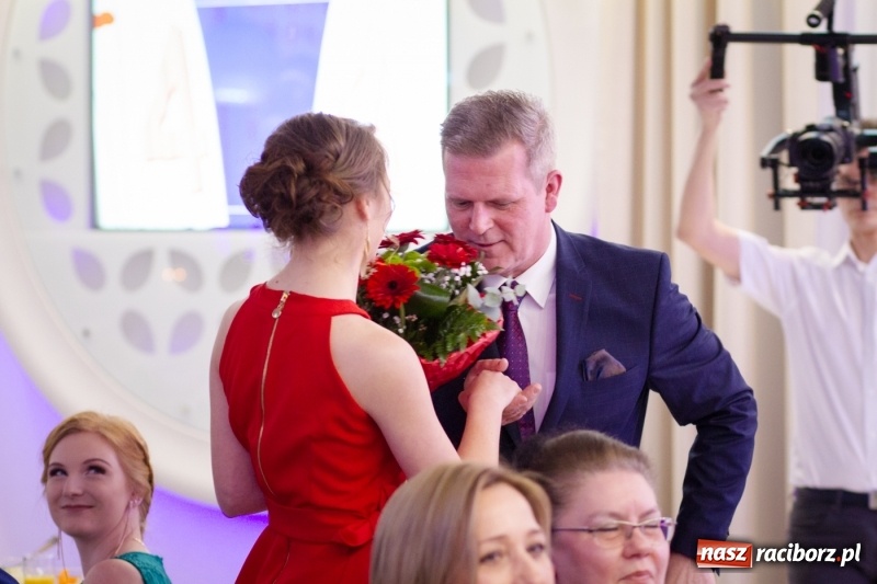 Zdjęcie w galerii na portalu naszraciborz.pl: Gastronomik na balu maturalnym w Rogowie  wiadomości z regionu