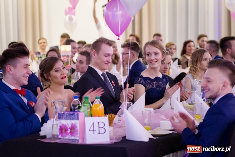 Zdjęcie w galerii na portalu naszraciborz.pl: Gastronomik na balu maturalnym w Rogowie  wiadomości z regionu
