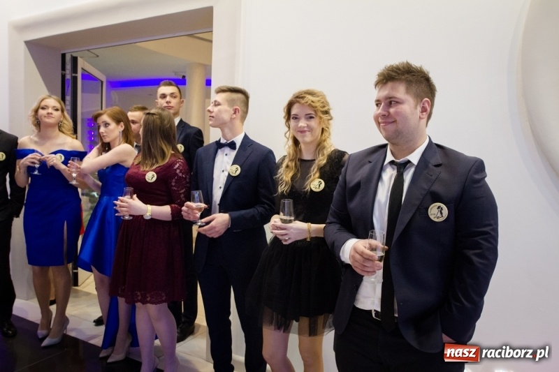 Zdjęcie w galerii na portalu naszraciborz.pl: Gastronomik na balu maturalnym w Rogowie  wiadomości z regionu