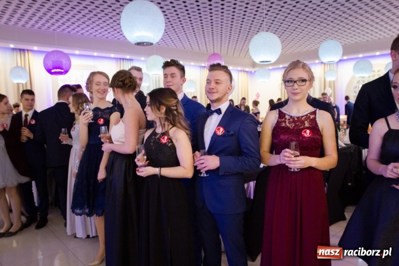 Zdjęcie w galerii na portalu naszraciborz.pl: Gastronomik na balu maturalnym w Rogowie  wiadomości z regionu