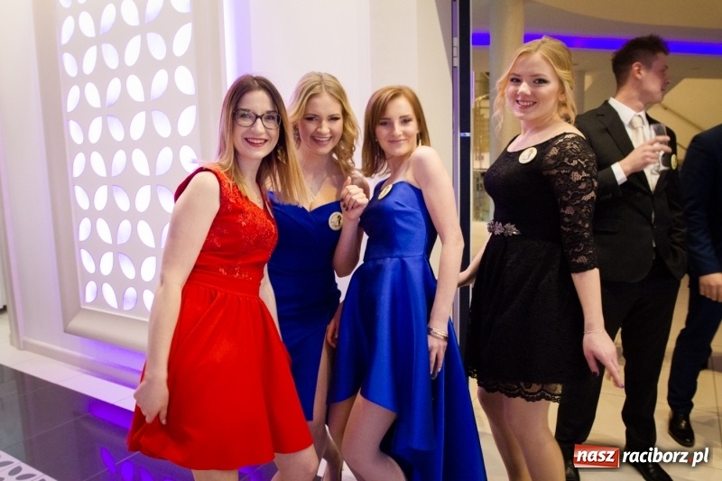 Zdjęcie w galerii na portalu naszraciborz.pl: Gastronomik na balu maturalnym w Rogowie  wiadomości z regionu