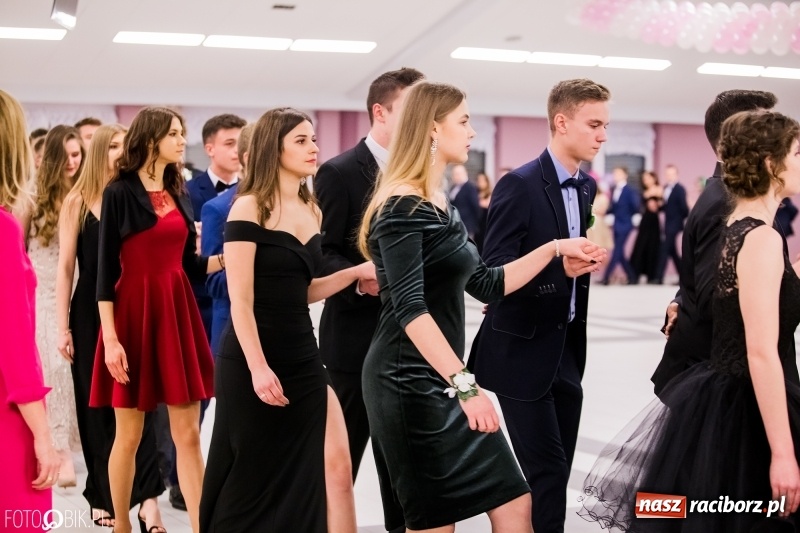 Zdjęcie w galerii na portalu naszraciborz.pl: Bal na 102! Studniówka II LO im. Adama Mickiewicza w Zakrzowie wiadomości z regionu