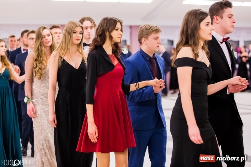 Zdjęcie w galerii na portalu naszraciborz.pl: Bal na 102! Studniówka II LO im. Adama Mickiewicza w Zakrzowie wiadomości z regionu