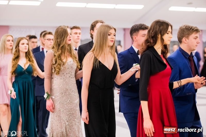 Zdjęcie w galerii na portalu naszraciborz.pl: Bal na 102! Studniówka II LO im. Adama Mickiewicza w Zakrzowie wiadomości z regionu