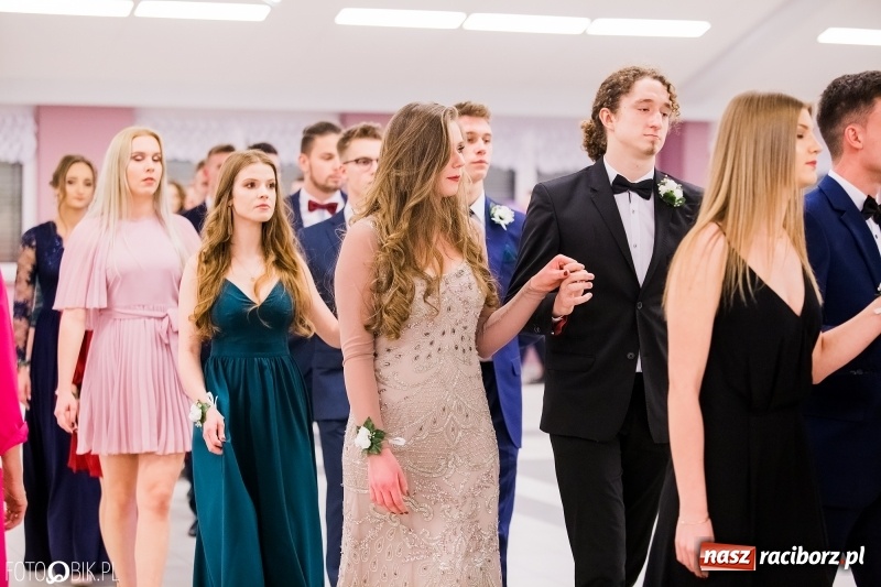 Zdjęcie w galerii na portalu naszraciborz.pl: Bal na 102! Studniówka II LO im. Adama Mickiewicza w Zakrzowie wiadomości z regionu