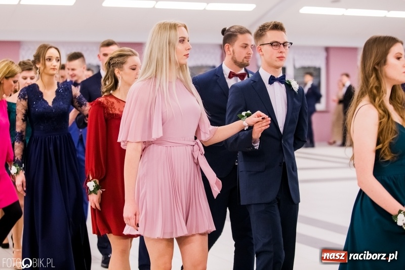 Zdjęcie w galerii na portalu naszraciborz.pl: Bal na 102! Studniówka II LO im. Adama Mickiewicza w Zakrzowie wiadomości z regionu