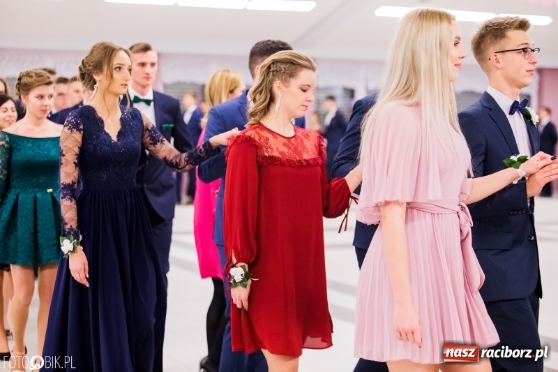 Zdjęcie w galerii na portalu naszraciborz.pl: Bal na 102! Studniówka II LO im. Adama Mickiewicza w Zakrzowie wiadomości z regionu