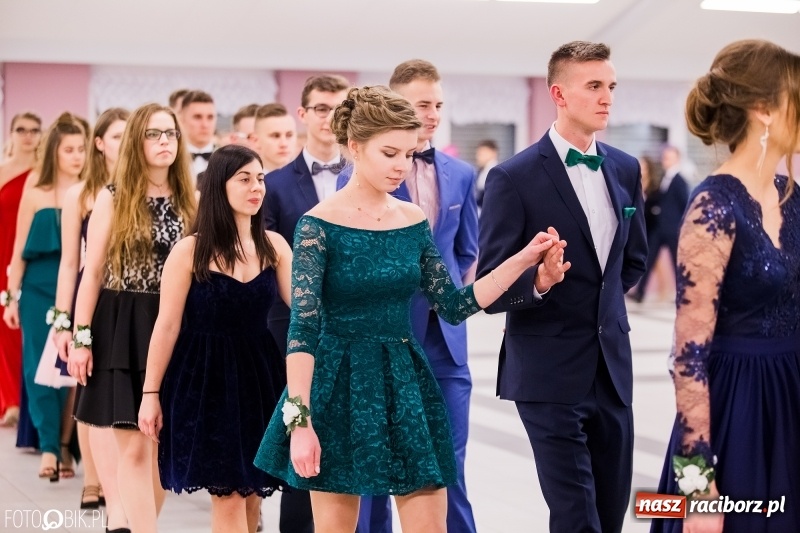 Zdjęcie w galerii na portalu naszraciborz.pl: Bal na 102! Studniówka II LO im. Adama Mickiewicza w Zakrzowie wiadomości z regionu