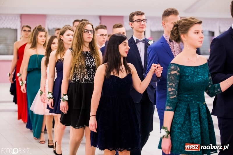 Zdjęcie w galerii na portalu naszraciborz.pl: Bal na 102! Studniówka II LO im. Adama Mickiewicza w Zakrzowie wiadomości z regionu