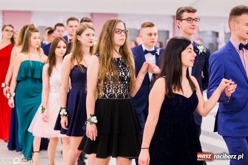 Zdjęcie w galerii na portalu naszraciborz.pl: Bal na 102! Studniówka II LO im. Adama Mickiewicza w Zakrzowie wiadomości z regionu