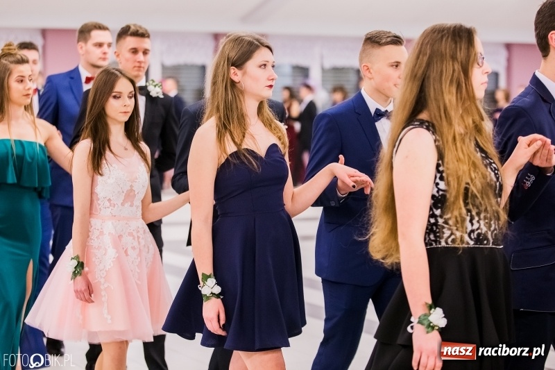 Zdjęcie w galerii na portalu naszraciborz.pl: Bal na 102! Studniówka II LO im. Adama Mickiewicza w Zakrzowie wiadomości z regionu
