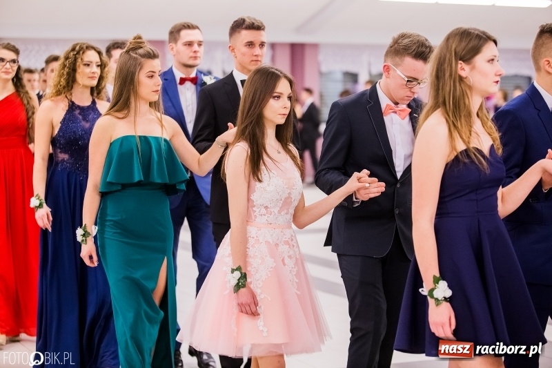 Zdjęcie w galerii na portalu naszraciborz.pl: Bal na 102! Studniówka II LO im. Adama Mickiewicza w Zakrzowie wiadomości z regionu