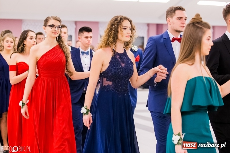 Zdjęcie w galerii na portalu naszraciborz.pl: Bal na 102! Studniówka II LO im. Adama Mickiewicza w Zakrzowie wiadomości z regionu