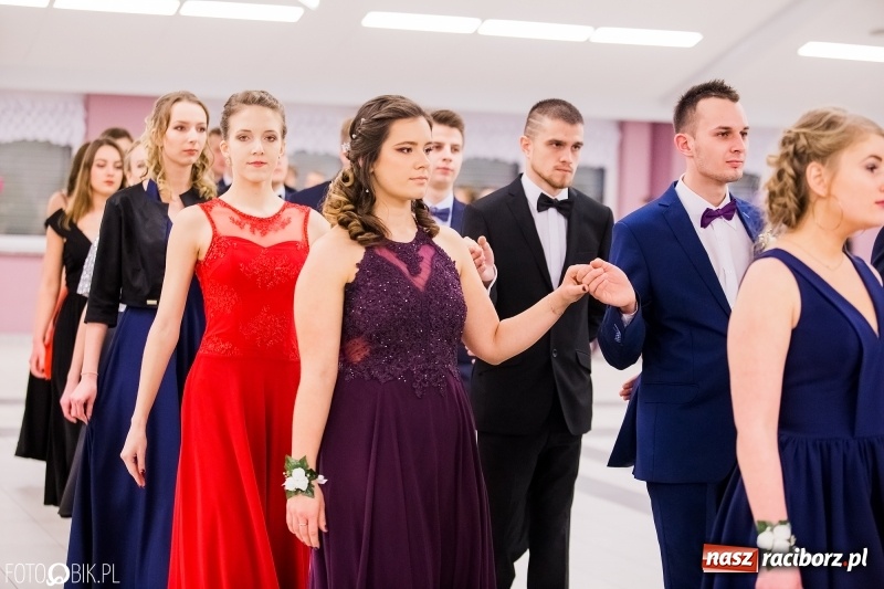 Zdjęcie w galerii na portalu naszraciborz.pl: Bal na 102! Studniówka II LO im. Adama Mickiewicza w Zakrzowie wiadomości z regionu