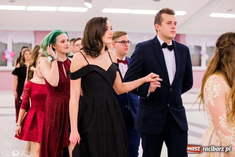 Zdjęcie w galerii na portalu naszraciborz.pl: Bal na 102! Studniówka II LO im. Adama Mickiewicza w Zakrzowie wiadomości z regionu
