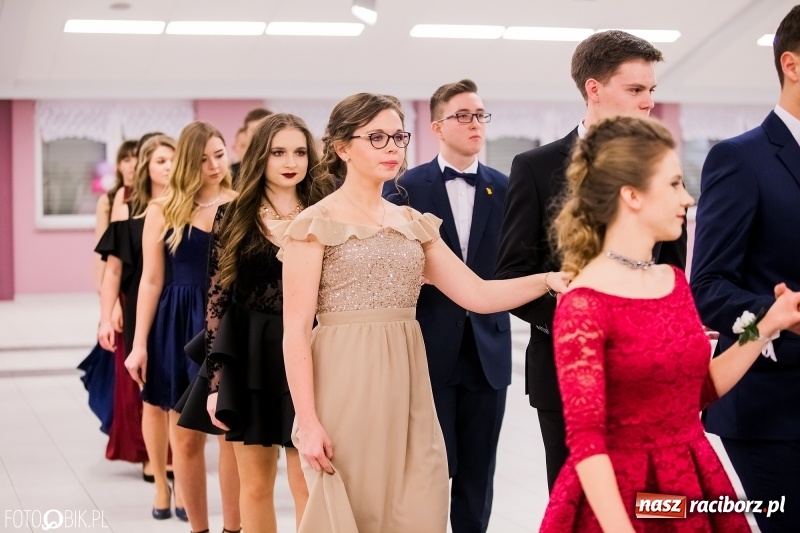 Zdjęcie w galerii na portalu naszraciborz.pl: Bal na 102! Studniówka II LO im. Adama Mickiewicza w Zakrzowie wiadomości z regionu