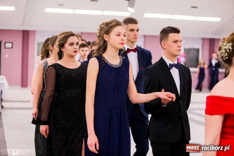 Zdjęcie w galerii na portalu naszraciborz.pl: Bal na 102! Studniówka II LO im. Adama Mickiewicza w Zakrzowie wiadomości z regionu