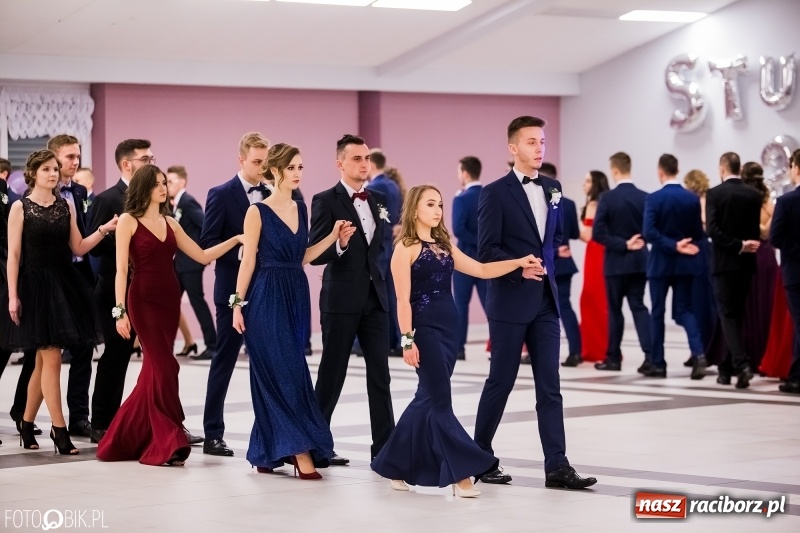 Zdjęcie w galerii na portalu naszraciborz.pl: Bal na 102! Studniówka II LO im. Adama Mickiewicza w Zakrzowie wiadomości z regionu