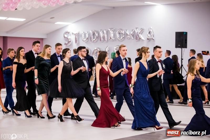 Zdjęcie w galerii na portalu naszraciborz.pl: Bal na 102! Studniówka II LO im. Adama Mickiewicza w Zakrzowie wiadomości z regionu