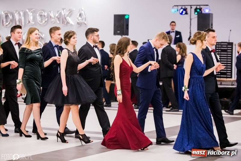 Zdjęcie w galerii na portalu naszraciborz.pl: Bal na 102! Studniówka II LO im. Adama Mickiewicza w Zakrzowie wiadomości z regionu