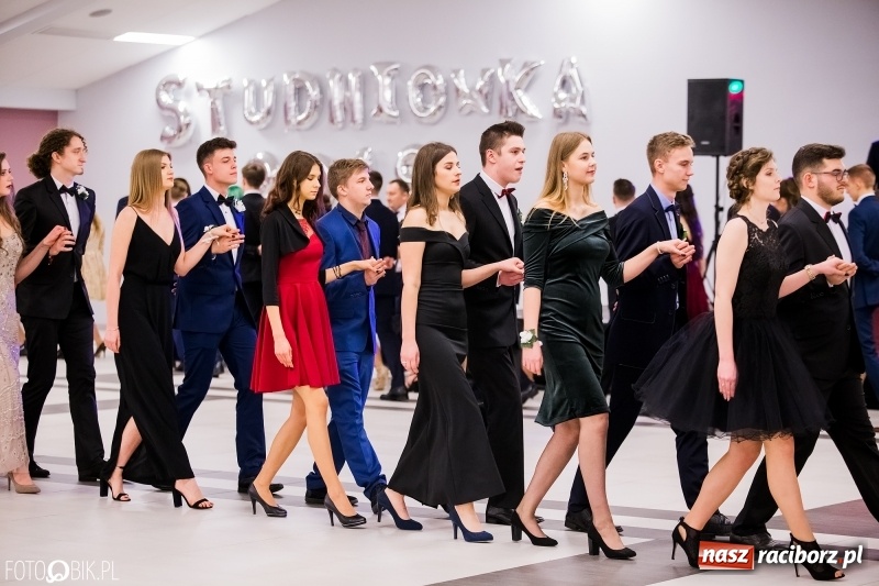 Zdjęcie w galerii na portalu naszraciborz.pl: Bal na 102! Studniówka II LO im. Adama Mickiewicza w Zakrzowie wiadomości z regionu
